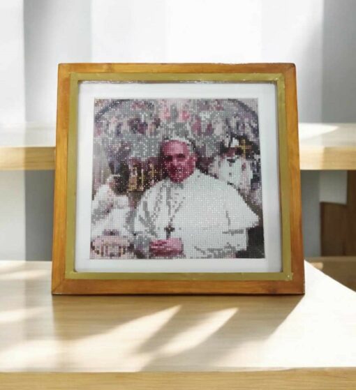 POPE FRANCIS IN LEWLU FRAME 24X24CM